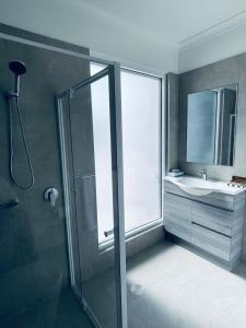 un bagno con doccia e lavandino di The Riverbank Suites, Central, New, Facilities a Collie