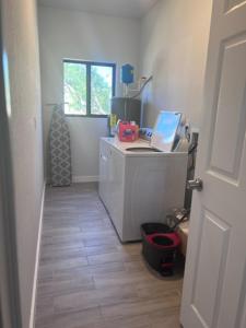 una camera con scrivania e computer portatile di The Chill Crib a Fort Lauderdale