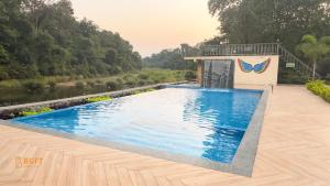 Bazén v ubytování Mountain Woods Farmstay, Khopoli Pure Veg nebo v jeho okolí