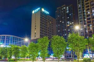 City Comfort Inn Nanning Guangxi University for Nationalities في نانينغ: مبنى طويل عليه علامة شارع