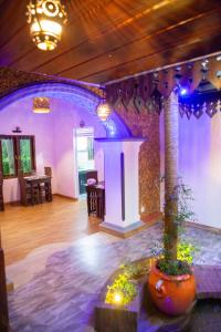 een grote kamer met een tafel en een zuil in een kamer bij Sea Turtles Bungalow in Bentota +54 foto's