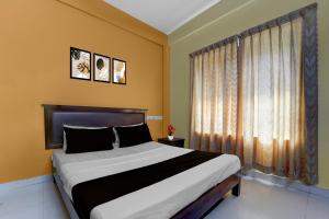 Postel nebo postele na pokoji v ubytování Super Collection O KSRTC Bus Station Kottayam Formerly Hotel O Day Springs + 22 fotografií