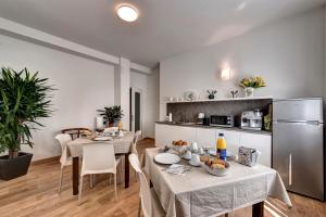 a kitchen and dining room with a table and chairs at B&B Villa Giuli in Varese
