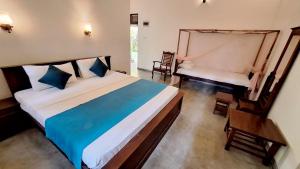 NikawatawanaにあるMaygrove View Villa - Galleのベッドルーム(大型ベッド1台、デスク、椅子付) +47枚の写真