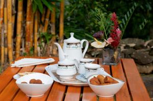 NikawatawanaにあるMaygrove View Villa - Galleのティーセットと食器が置かれたテーブル