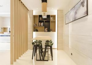 ein Esszimmer mit einem Tisch und Stühlen in der Unterkunft City Comfort Inn Foshan Shishan Square in Tan-tsao