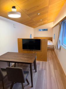 TV a/nebo společenská místnost v ubytování 雪箱神楽
