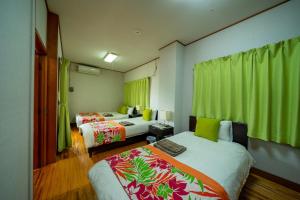 En eller flere senge i et værelse på Guest House Matsuyama