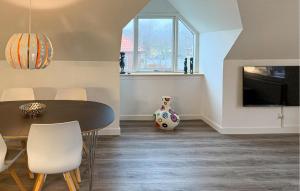 Μια τηλεόραση ή/και κέντρο ψυχαγωγίας στο Cozy Apartment In Varde With Wifi