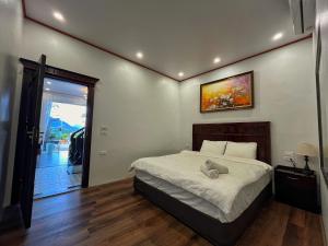 En eller flere senge i et værelse på Whisper Stay I The Hillside Villa