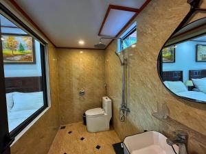 Et badeværelse på Whisper Stay I The Hillside Villa