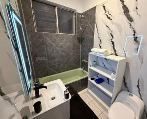 Et badeværelse på Dúplex céntrico y amplio, terraza cochera free + 24 billeder