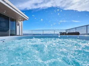 Πισίνα στο ή κοντά στο Seaside Condominium Rana Chatan