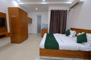 En eller flere senge i et værelse på Kora Royale Serviced Apartment