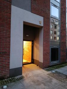 un ingresso a un edificio in mattoni con porta di Old Town Bulwar Apartment a Elblag Altre 4 foto