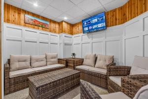 een wachtkamer met twee banken en een tv bij Pinnacle E09 in Killington Village