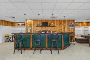 een bar in een ruimte met drie barkrukken bij Pinnacle E09 in Killington Village