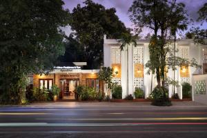 シェムリアップにあるザ ムーン レジデンス＆スパの通りの前にある夜の建物