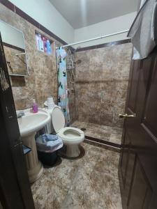 un bagno con wc, lavandino e doccia di Casa Villafontana a Mexicali Altre 10 foto