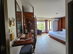 Giường trong phòng chung tại Anda See Hotel