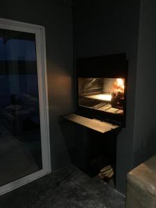 een keuken met een oven en een open haard bij The Boathouse in Harrismith