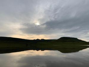 een weerspiegeling van de lucht in een lichaam van water bij The Boathouse in Harrismith