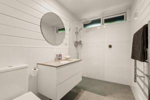 Clarevilleにある'Rosella' A Mid Century Modern House, Avalon Beachの洗面台と鏡のある白いバスルーム +40枚の写真