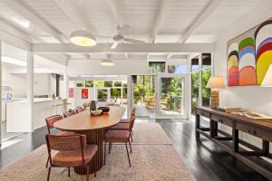 Clarevilleにある'Rosella' A Mid Century Modern House, Avalon Beachのテーブルと椅子のあるキッチンとダイニングルーム
