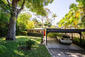 Clarevilleにある'Rosella' A Mid Century Modern House, Avalon Beachの家の車道に停められた車