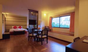 Giường trong phòng chung tại Woraburi Sukhumvit Hotel