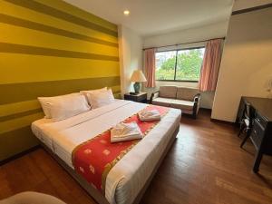 Giường trong phòng chung tại Woraburi Sukhumvit Hotel