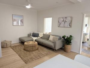 Posezení v ubytování Stunning Ground Floor Apt with Ocean Views