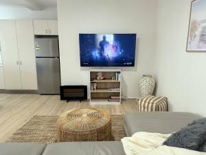 Телевизор и/или развлекательный центр в Stunning Ground Floor Apt with Ocean Views +9 фотографий