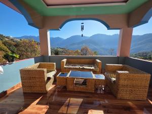 Cảnh núi rừng hoặc tầm nhìn ra núi từ chỗ nghỉ nhà dân +11 ảnh