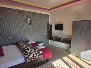 Giường trong phòng chung tại Pemago Homesaty