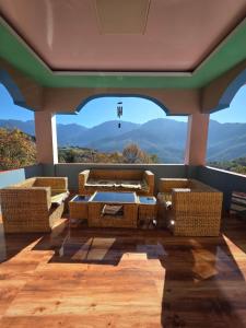 Cảnh núi rừng hoặc tầm nhìn ra núi từ chỗ nghỉ nhà dân