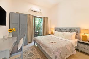 Ένα ή περισσότερα κρεβάτια σε δωμάτιο στο Melhor Stays Villa - L-M109 Luxury 5BHK villa with Private pool, Anjuna +29 φωτογραφίες