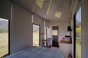 Giường trong phòng chung tại The Coast 2 by Tiny Away