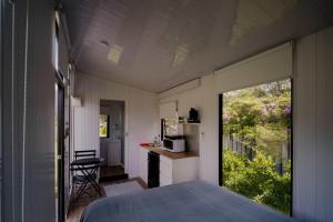 Giường trong phòng chung tại The Coast 2 by Tiny Away