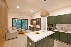 Η κουζίνα ή μικρή κουζίνα στο Melhor Stays Villa - L-M109 Luxury 5BHK villa with Private pool, Anjuna