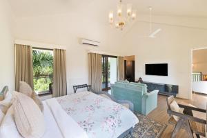 Μια τηλεόραση ή/και κέντρο ψυχαγωγίας στο Melhor Stays Villa - L-M109 Luxury 5BHK villa with Private pool, Anjuna