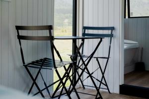 Giường trong phòng chung tại The Coast 2 by Tiny Away +13 ảnh