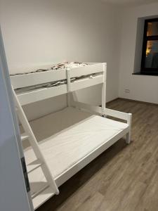 ein weißes Etagenbett in einem Zimmer in der Unterkunft U Radnice Šumperk in Šumperk