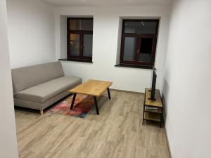 ein Wohnzimmer mit einer Couch und einem Couchtisch in der Unterkunft U Radnice Šumperk in Šumperk