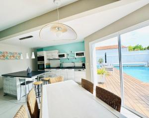 Køkken eller tekøkken på Beautiful Villa with amazing private pool