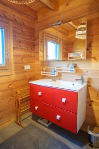 Koupelna v ubytování Évasion jurassienne, séjour cosy bois