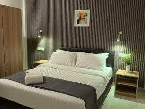 Holiday Villa的一间卧室设有一张大床和条纹墙