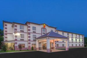 un grande albergo bianco con un gazebo di fronte di Super 8 by Wyndham Jackson Ridgeland a Jackson