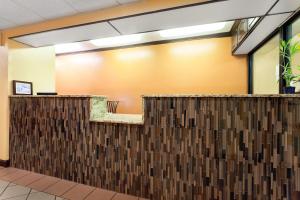 un atrio di un ufficio con una recinzione in legno di Super 8 by Wyndham Jackson Ridgeland a Jackson