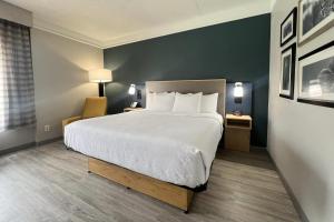 Кровать или кровати в номере La Quinta by Wyndham Dallas Arlington South +23 фотографии